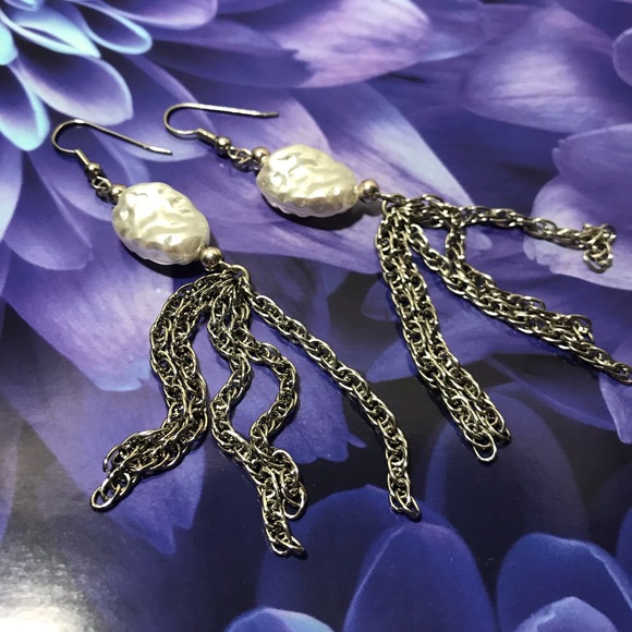 Cool dangle Silver tone white earrings, pretty new - Picture 3 of 4